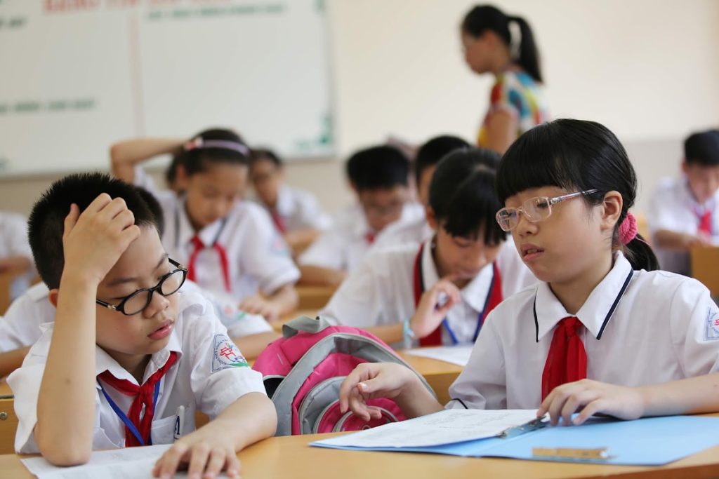 Con không tự giác học bài,lười học 