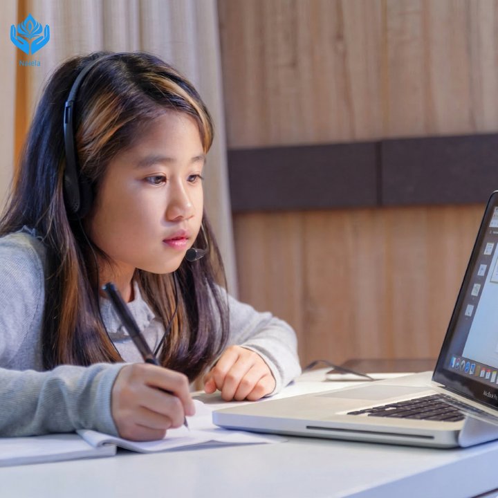 Con tự giác ngồi vào bàn học và học một cách chăm chỉ.