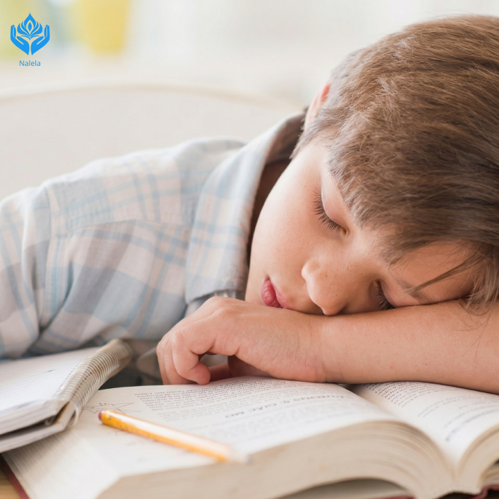 Con lười học ngồi vào ghế học là chán nản, mệt mỏi.